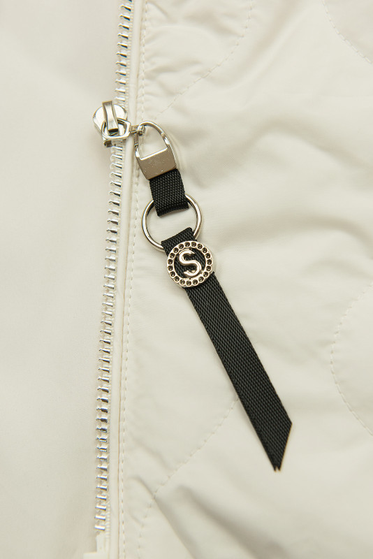 Ekrü színű átmeneti dzseki kötött ujjakkal