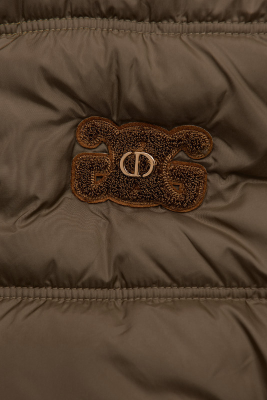 Barna színű steppelt kapucnis mellény