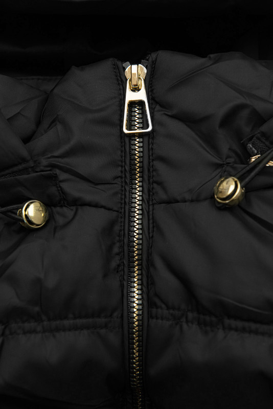 Fekete színű steppelt kapucnis mellény