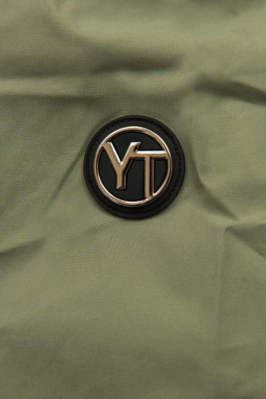 Olívazöld színű átmeneti parka derékban behúzással