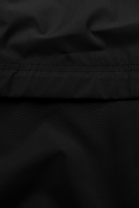 Fekete színű tavaszi parka nagy kapucnival