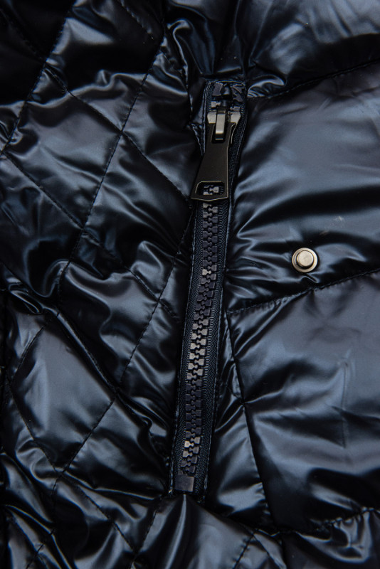 Sötétkék színű fényes steppelt kabát