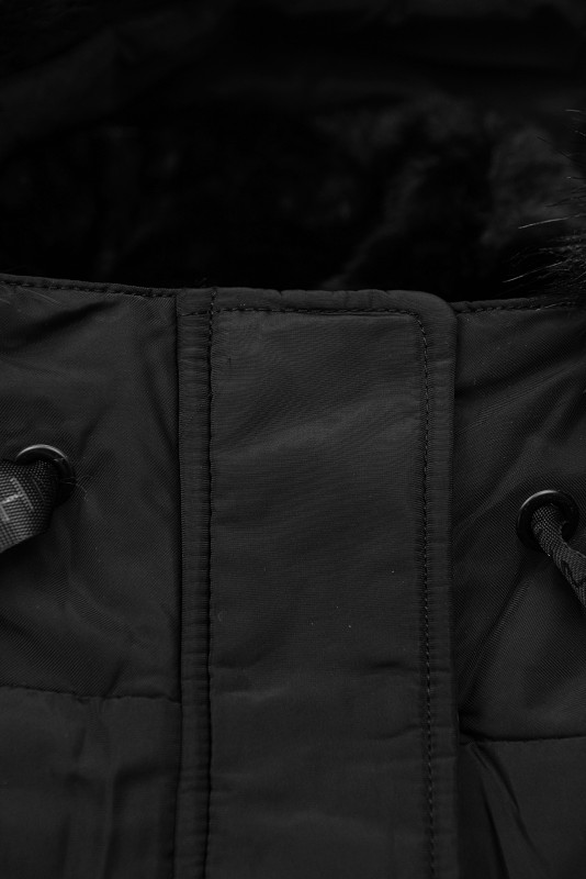 Fekete színű hosszított téli kabát fekete szőrmével