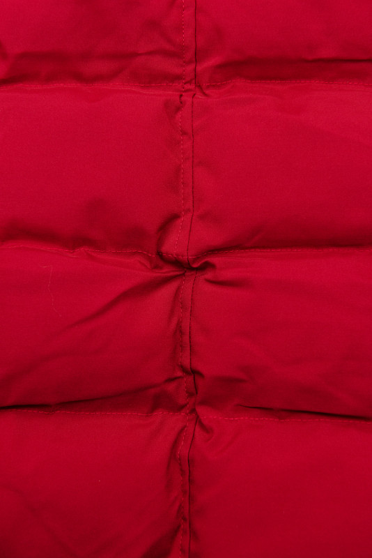 Piros színű téli kabát, derekán behúzással