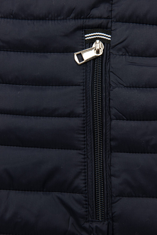 Sötétkék színű steppelt dzseki az átmeneti időszakra