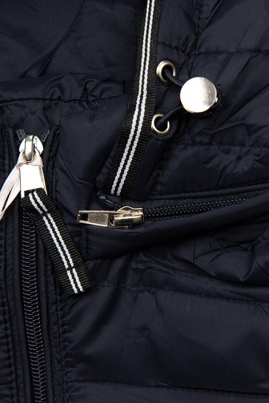 Sötétkék színű steppelt dzseki az átmeneti időszakra