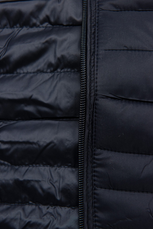 Sötétkék színű steppelt dzseki az átmeneti időszakra