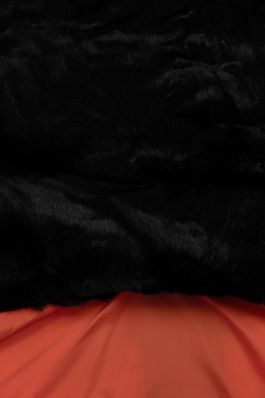 Fekete színű fényes téli kabát kesztyűkkel