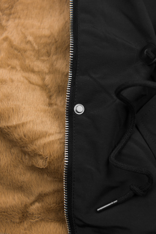 Fekete színű parka levehető műszőrmével