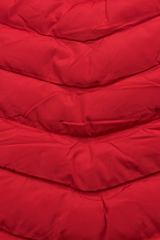 Piros színű kabát az őszi/téli időszakra