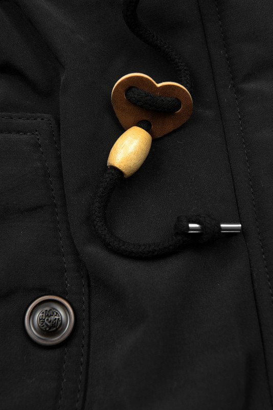 Fekete színű parka plüssel az őszi/téli szezonra