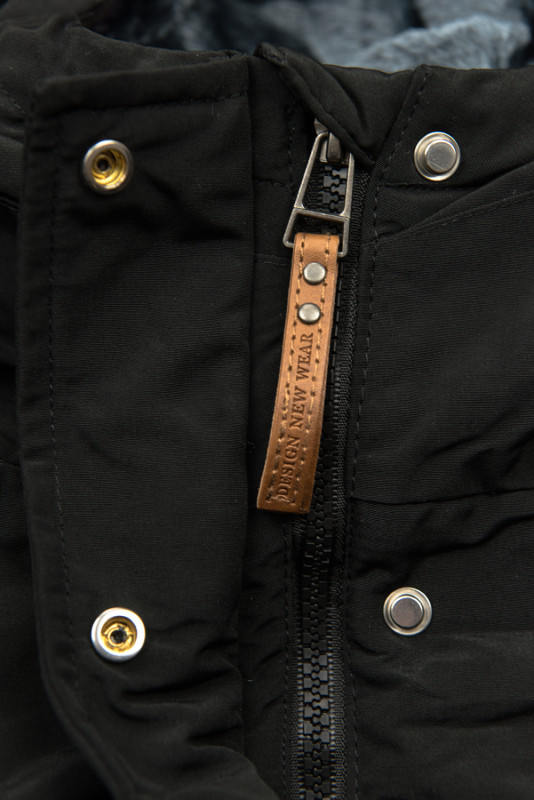 Fekete színű parka plüssel az őszi/téli szezonra