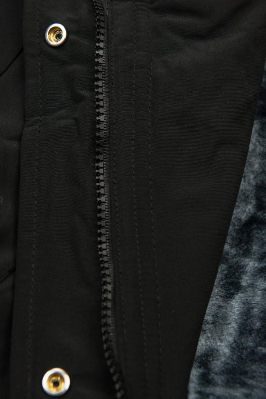 Fekete színű parka plüssel az őszi/téli szezonra