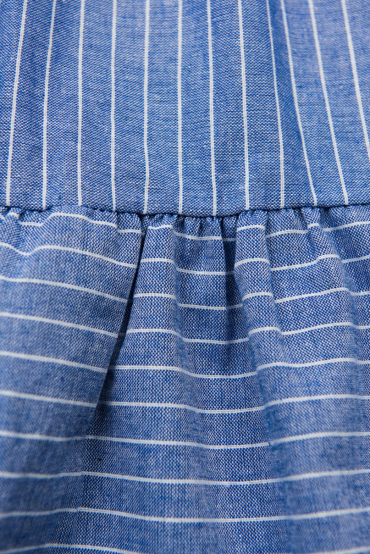 Kék és fehér színű csíkos ruha fodorral