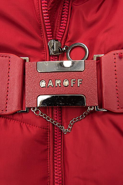 Piros színű hosszított kabát övvel