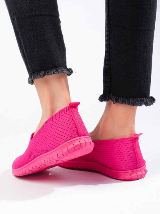 Rózsaszínű slip-on sportcipő.