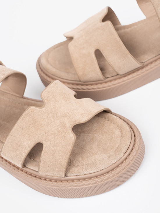 Beige platformos szandál kivágásokkal