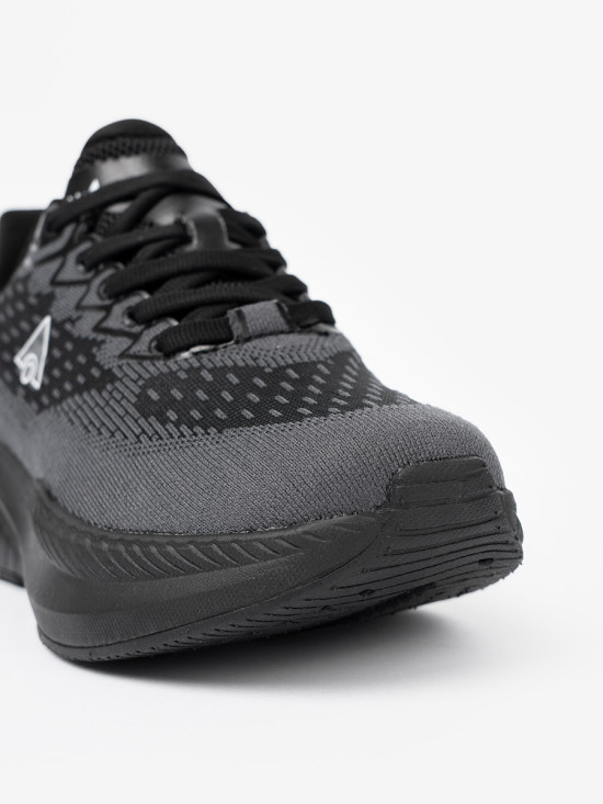 Könnyű fekete színű sneaker cipő szellős felsőrésszel