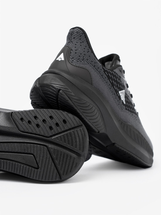 Könnyű fekete színű sneaker cipő szellős felsőrésszel