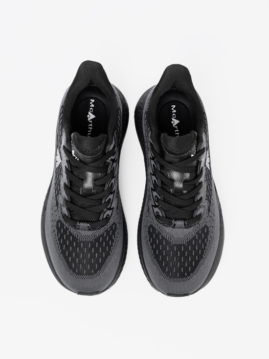 Könnyű fekete színű sneaker cipő szellős felsőrésszel