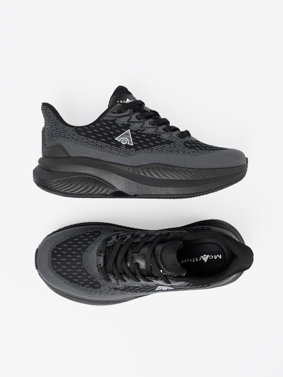 Könnyű fekete színű sneaker cipő szellős felsőrésszel