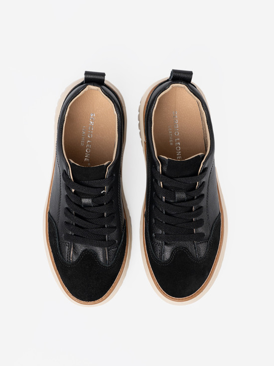 Fekete színű bőrből készült sneaker bézs színű platformon