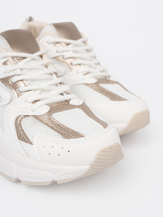 Fehér színű sneaker cipő bézs-aranyszínű részletekkel
