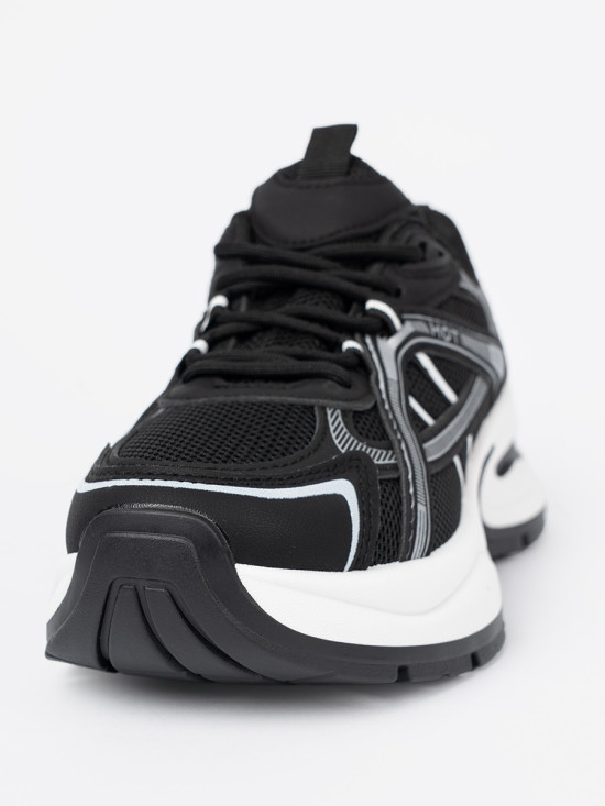 Fekete színű sneaker cipő szellős felsőrésszel és masszív fehér talppal