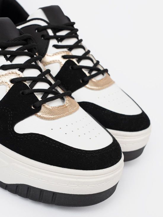 Fekete-fehér színű sneaker cipő aranyszínű részletekkel
