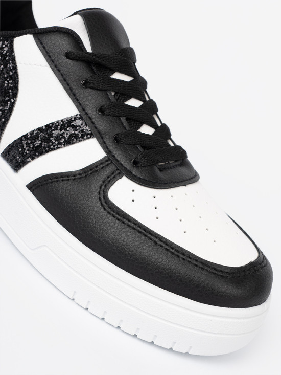 Stílusos fekete-fehér színű sneaker cipő csillogó részletekkel