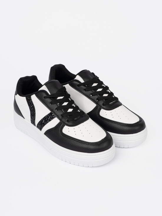 Stílusos fekete-fehér színű sneaker cipő csillogó részletekkel