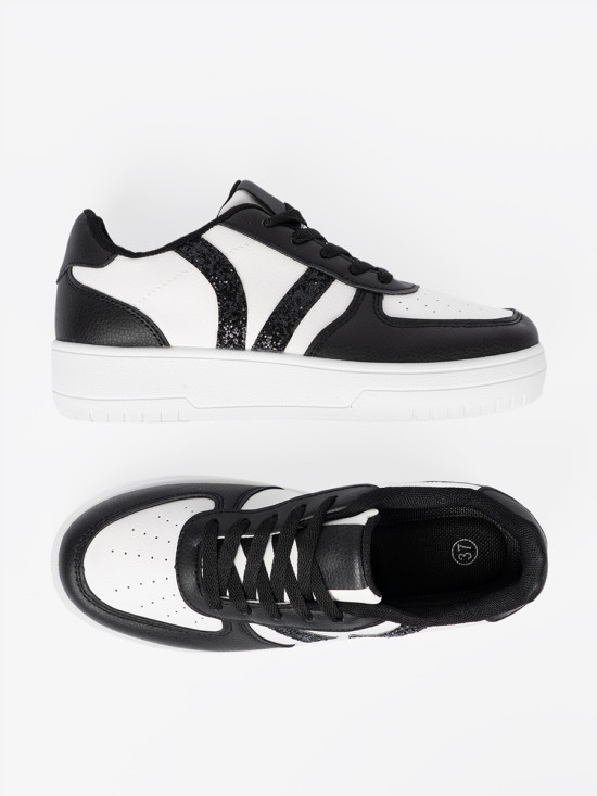 Stílusos fekete-fehér színű sneaker cipő csillogó részletekkel