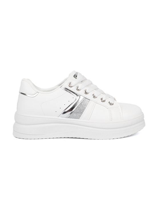 Fehér színű sneaker cipő fémes ezüstszínű akcentussal