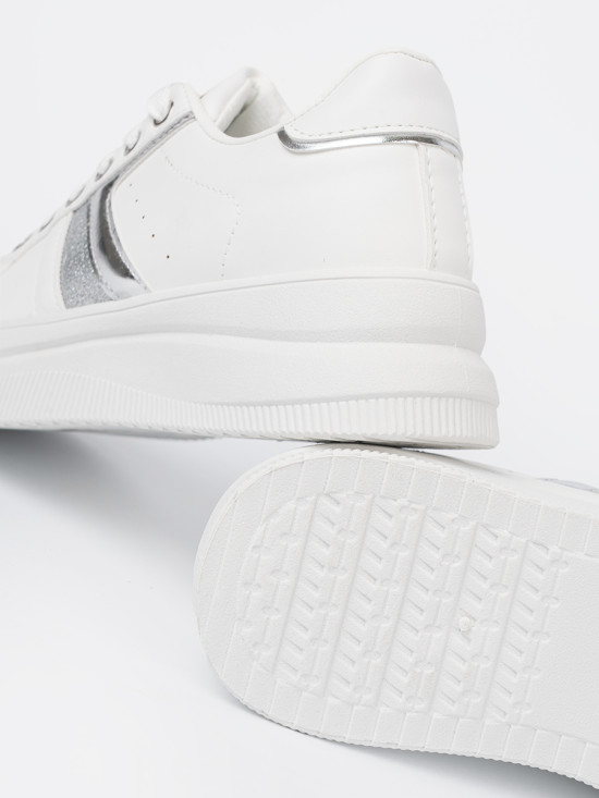 Fehér színű sneaker cipő fémes ezüstszínű akcentussal