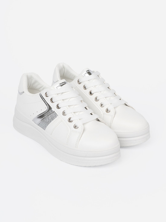 Fehér színű sneaker cipő fémes ezüstszínű akcentussal