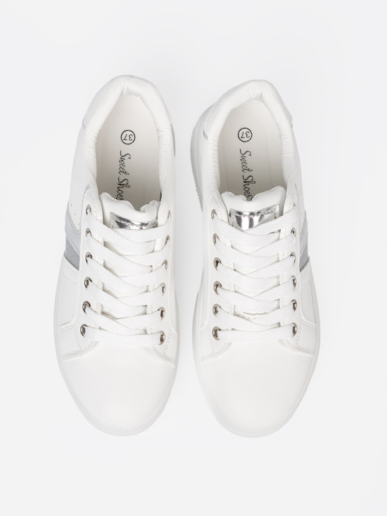 Fehér színű sneaker cipő fémes ezüstszínű akcentussal