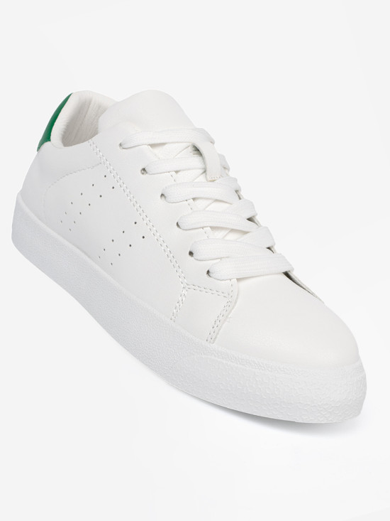 Klasszikus fehér színű sneaker cipő zöld akcentussal