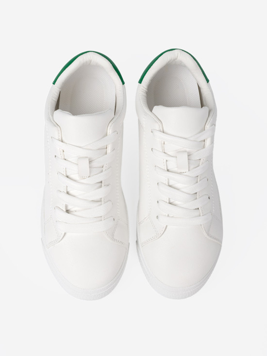 Klasszikus fehér színű sneaker cipő zöld akcentussal