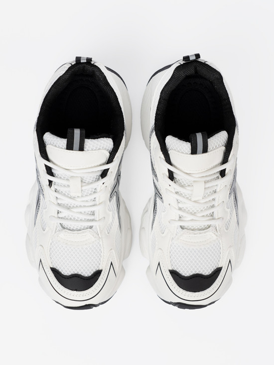 Fehér-fekete színű kényelmes sneaker cipő hálós anyaggal