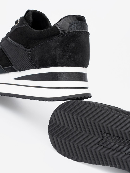 Fekete színű sneaker cipő fényes részletekkel