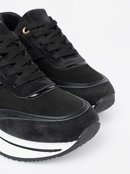 Fekete színű sneaker cipő fényes részletekkel