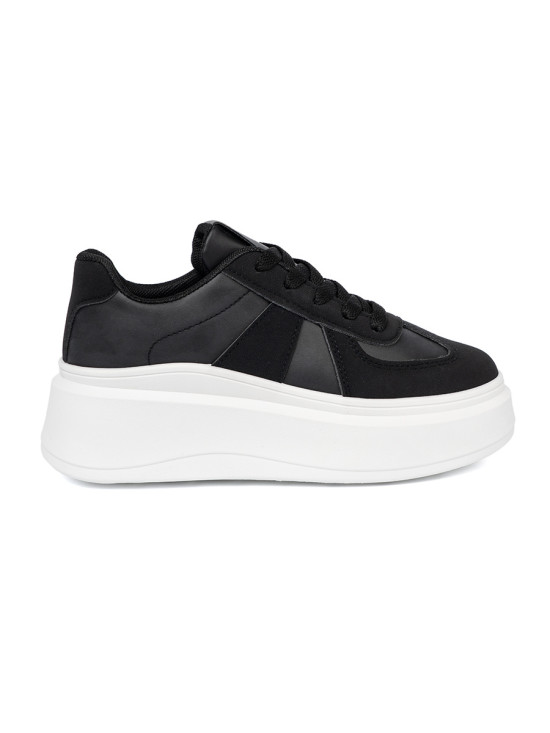 Klasszikus fekete színű sneaker cipő vastag talppal