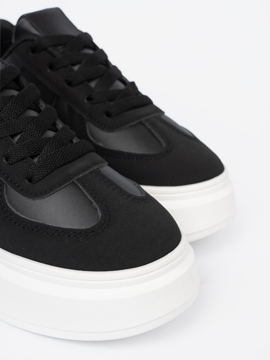 Klasszikus fekete színű sneaker cipő vastag talppal