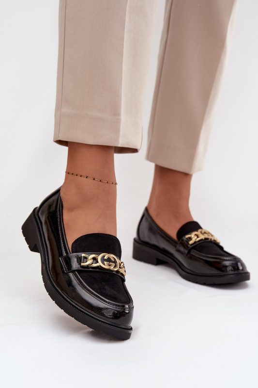 Lakkozott mokaszin arany díszítéssel, fekete