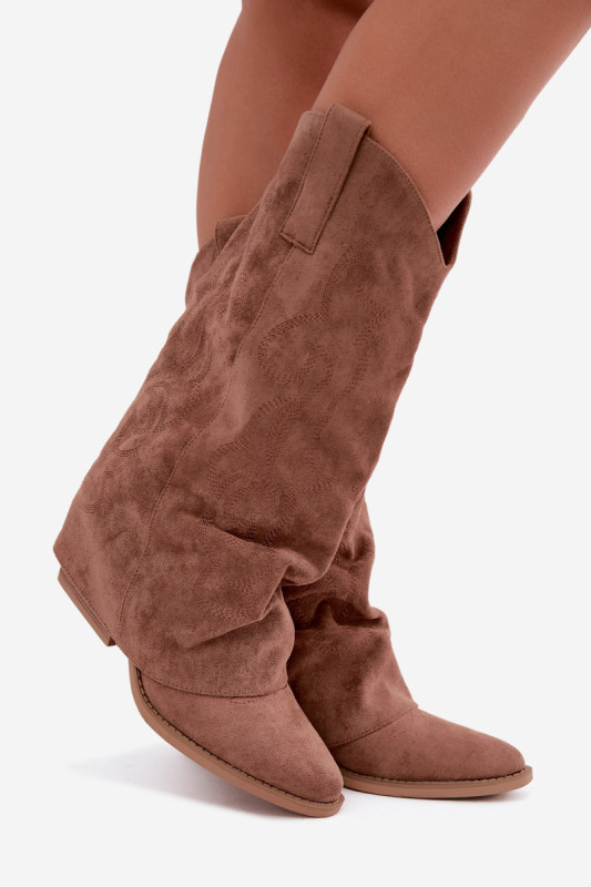 Barna színű, velúr ökobőr cowboy csizma felhajtott szárral és sarokkal