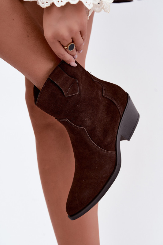 Barna színű alacsony sarkú velúr bokacsizma