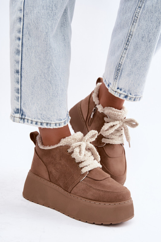 Bézs színű, szőrmével bélelt platformos hótaposó