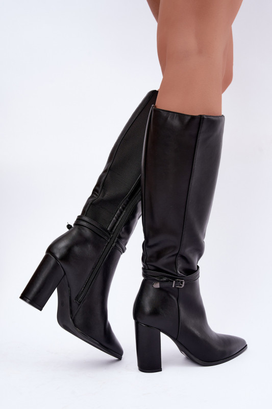Bélelt magasszárú csizma díspánttal, fekete színű