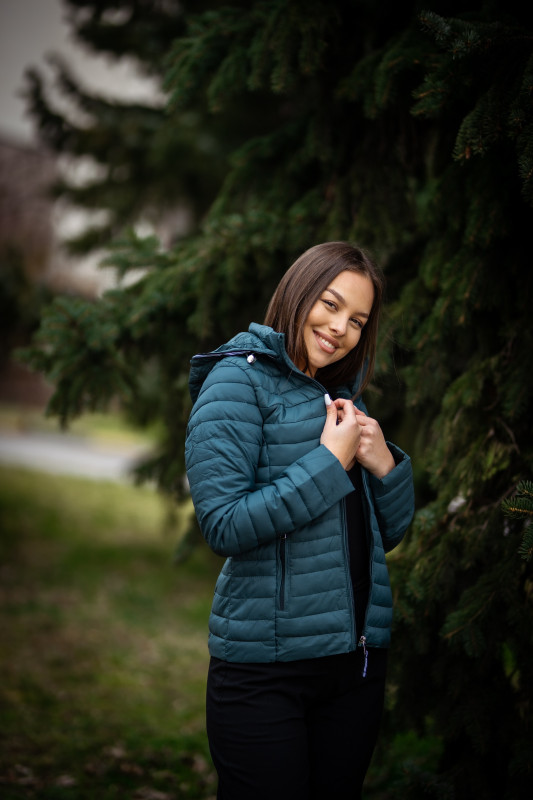 Sötétkék színű steppelt dzseki az átmeneti időszakra