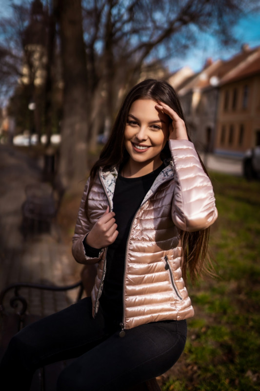 Fekete színű steppelt dzseki mintás béléssel